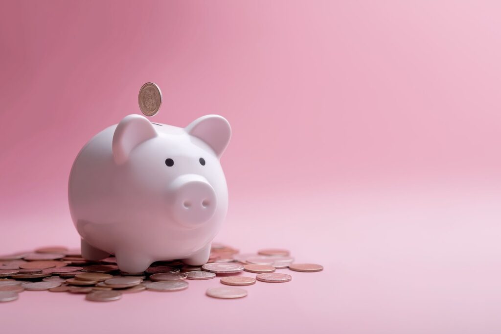 豚の貯金箱とコイン