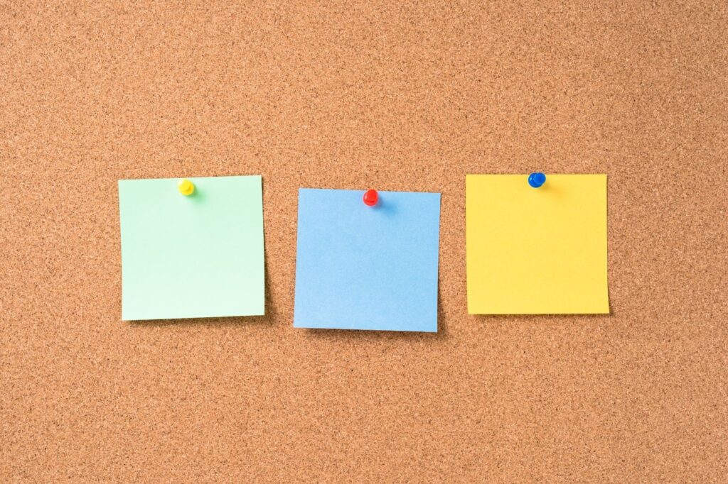 貼り付けられた3つの付箋