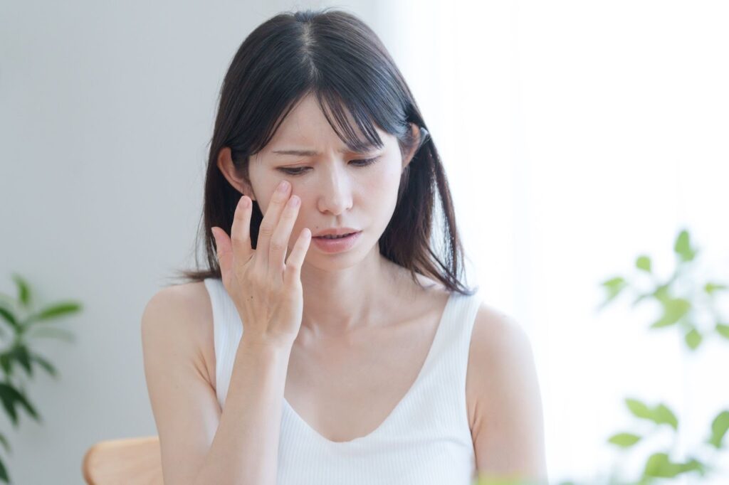 目の下のクマを気にしている女性