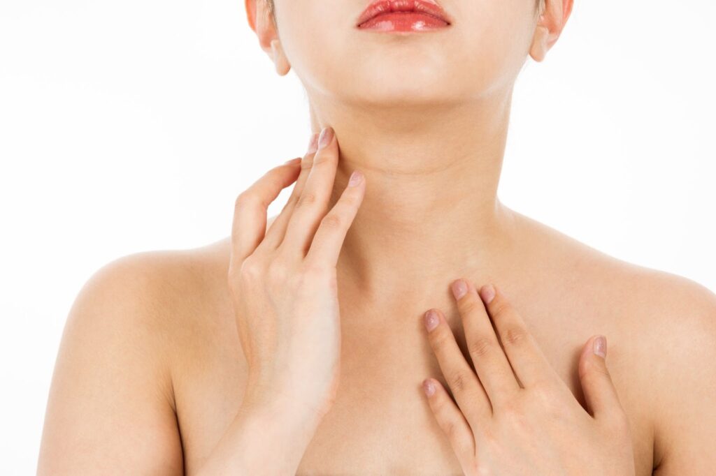首のしわを気にする女性の首元