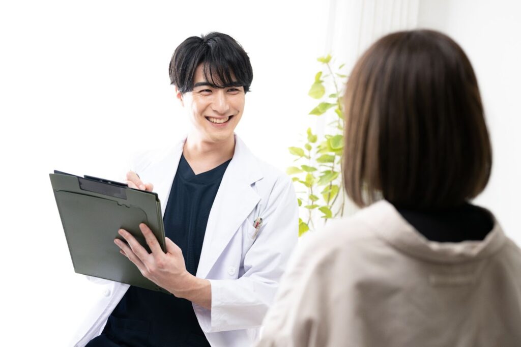 ボライトについて説明する医師と患者