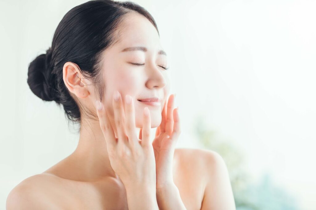 ボライトの施術後に肌のケアをしている女性