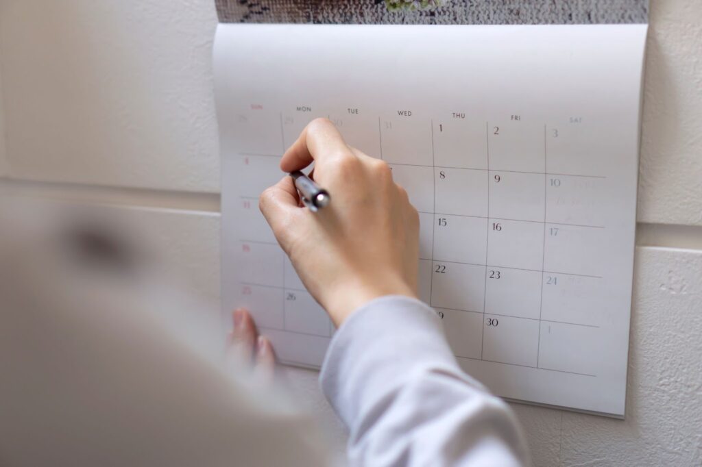 ボライト施術後の運動再開についてカレンダーに書き込んでいる様子