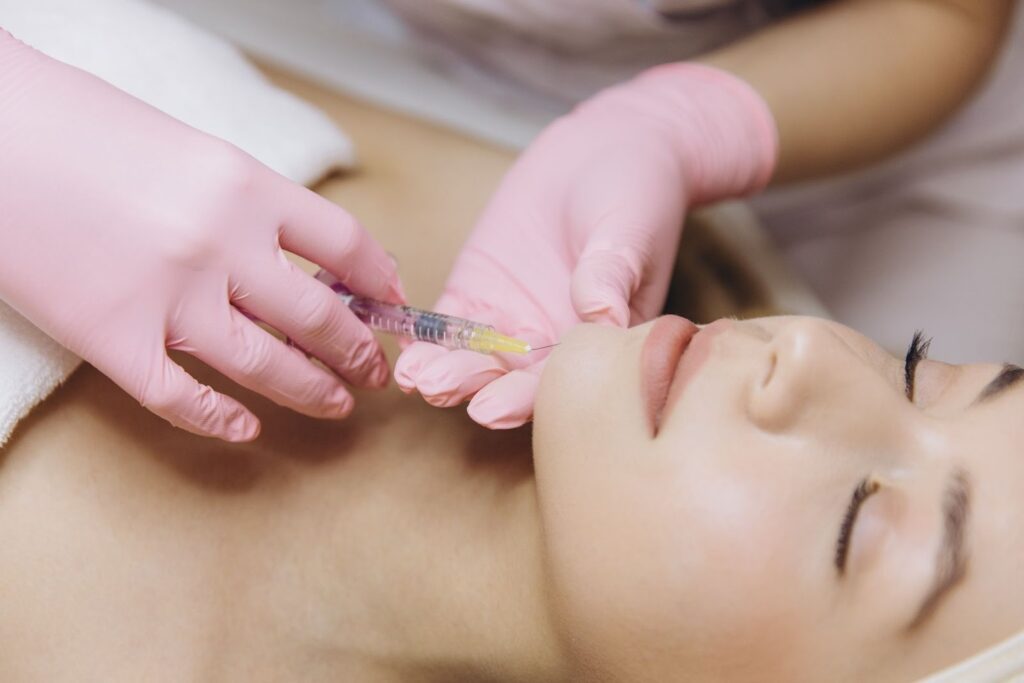 顔にボライトの施術を受けている女性