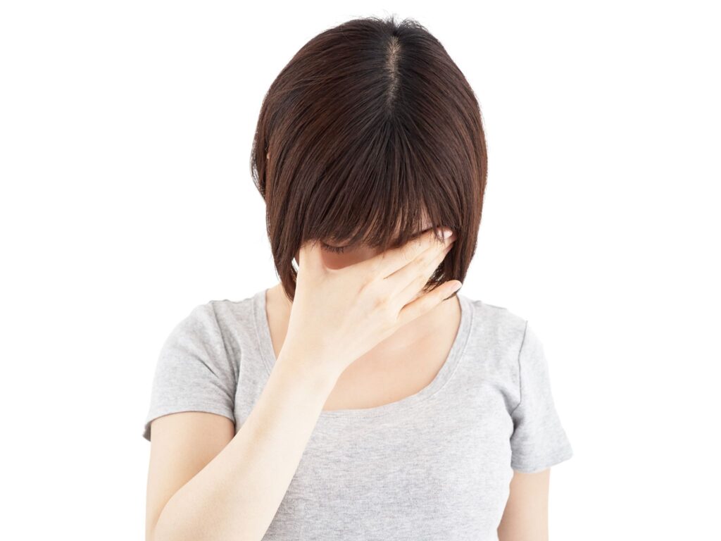 眉下切開の痛みはいつ出る？タイミング別の症状、対処法などを解説