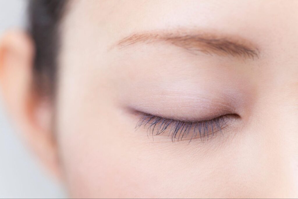 二重埋没後のメイクは当日できる？コツや落とし方なども解説