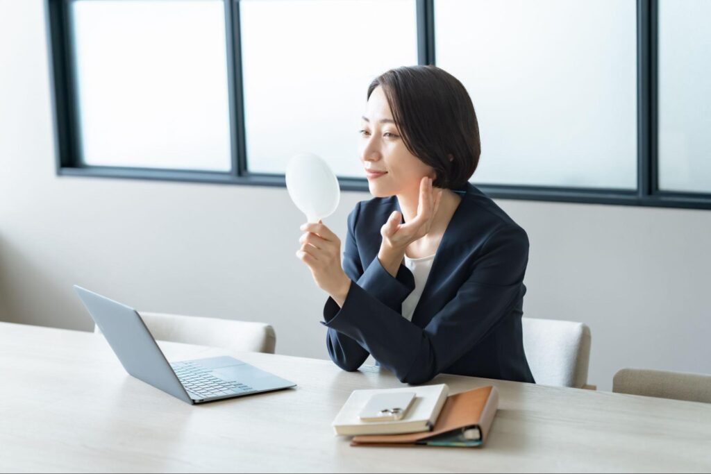目頭切開で仕事を休めない人へ！職種別の必要日数や見た目の対策を紹介
