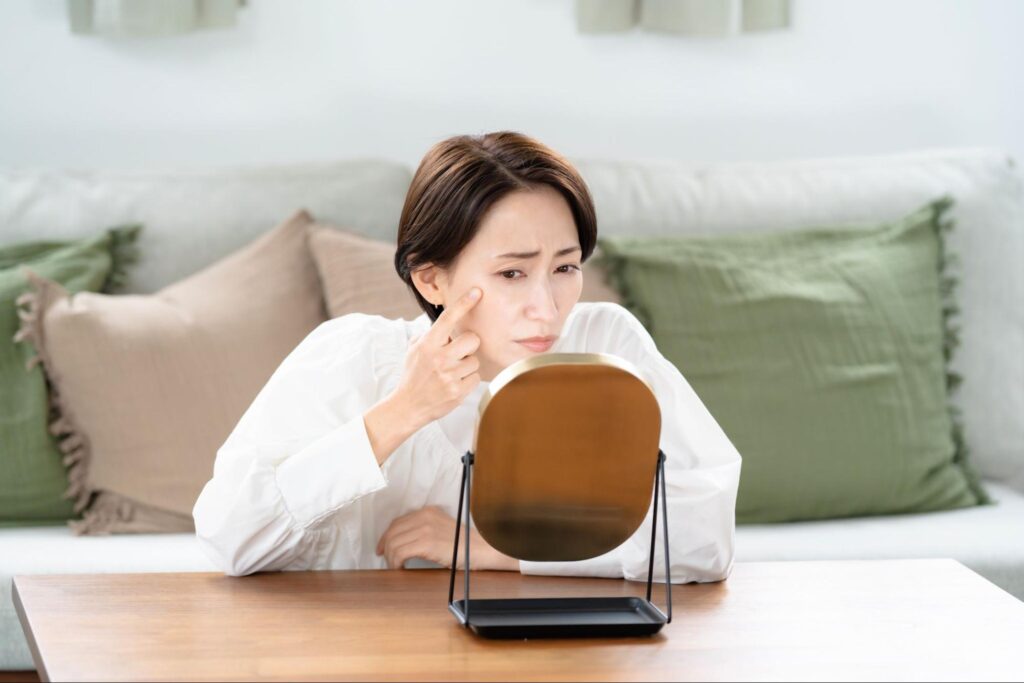 クマ取りで目が小さくなったのは失敗？原因や対処法などを解説