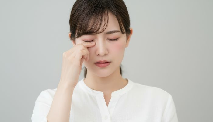 目の下のたるみは自力で治せる？セルフケアや医療的な治療法も解説